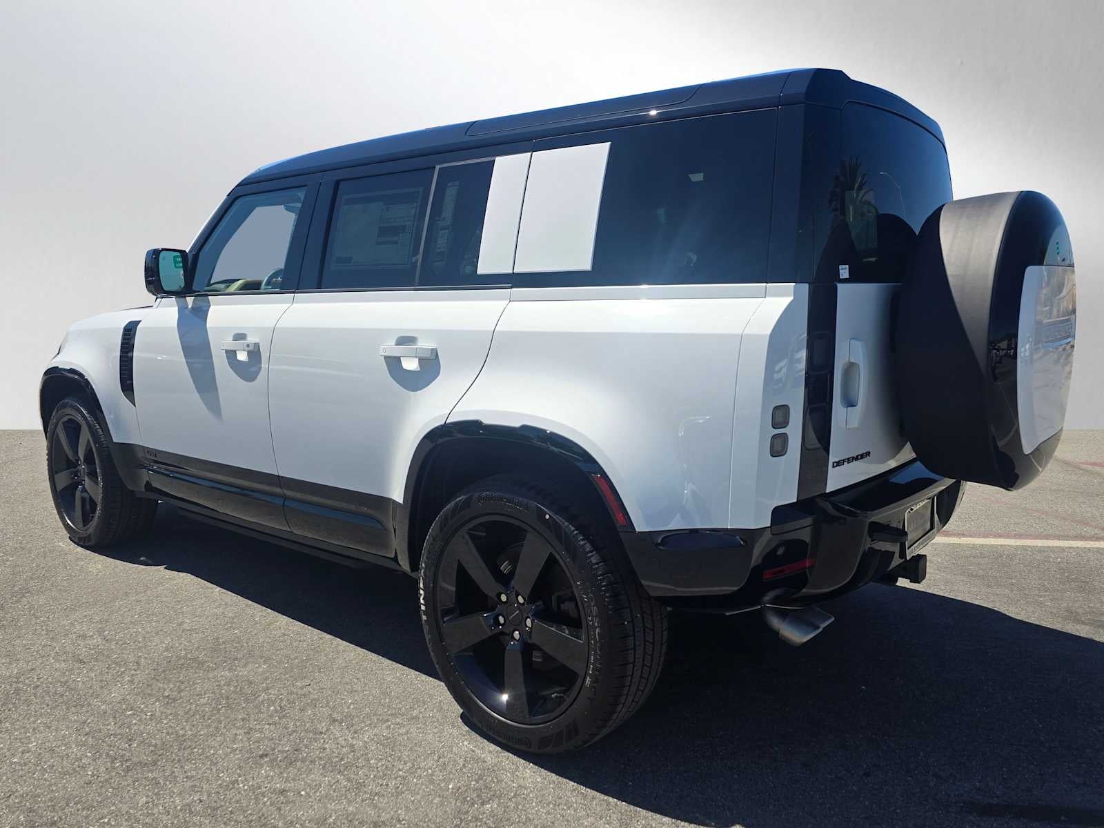 2026 Land Rover Defender V8 110 P525