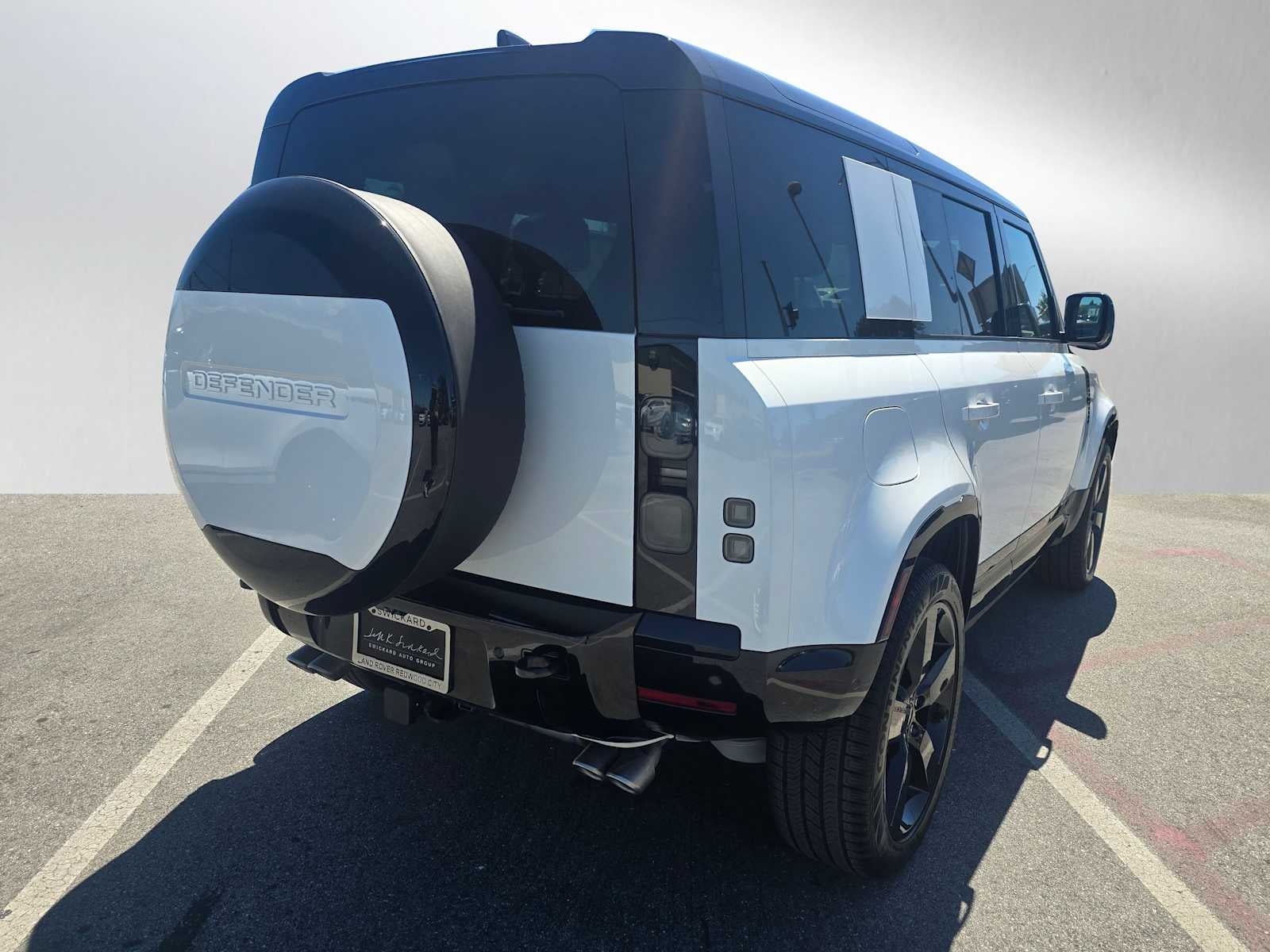 2026 Land Rover Defender V8 110 P525