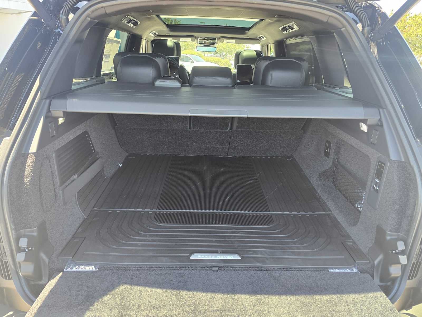 2026 Land Rover Range Rover SV Black