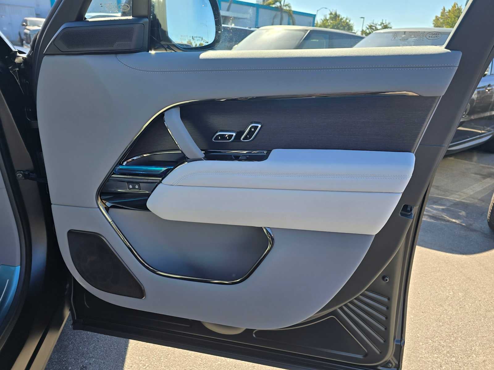2025 Land Rover Range Rover SV