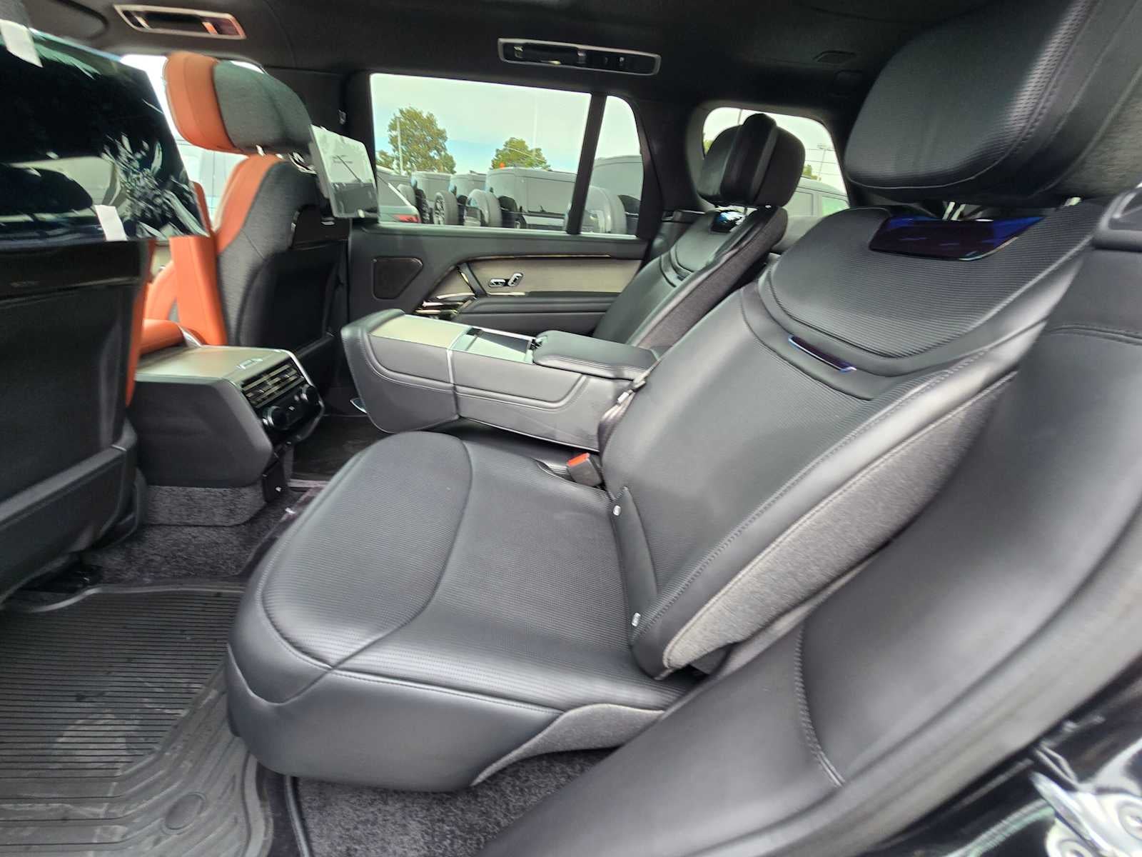 2026 Land Rover Range Rover SV