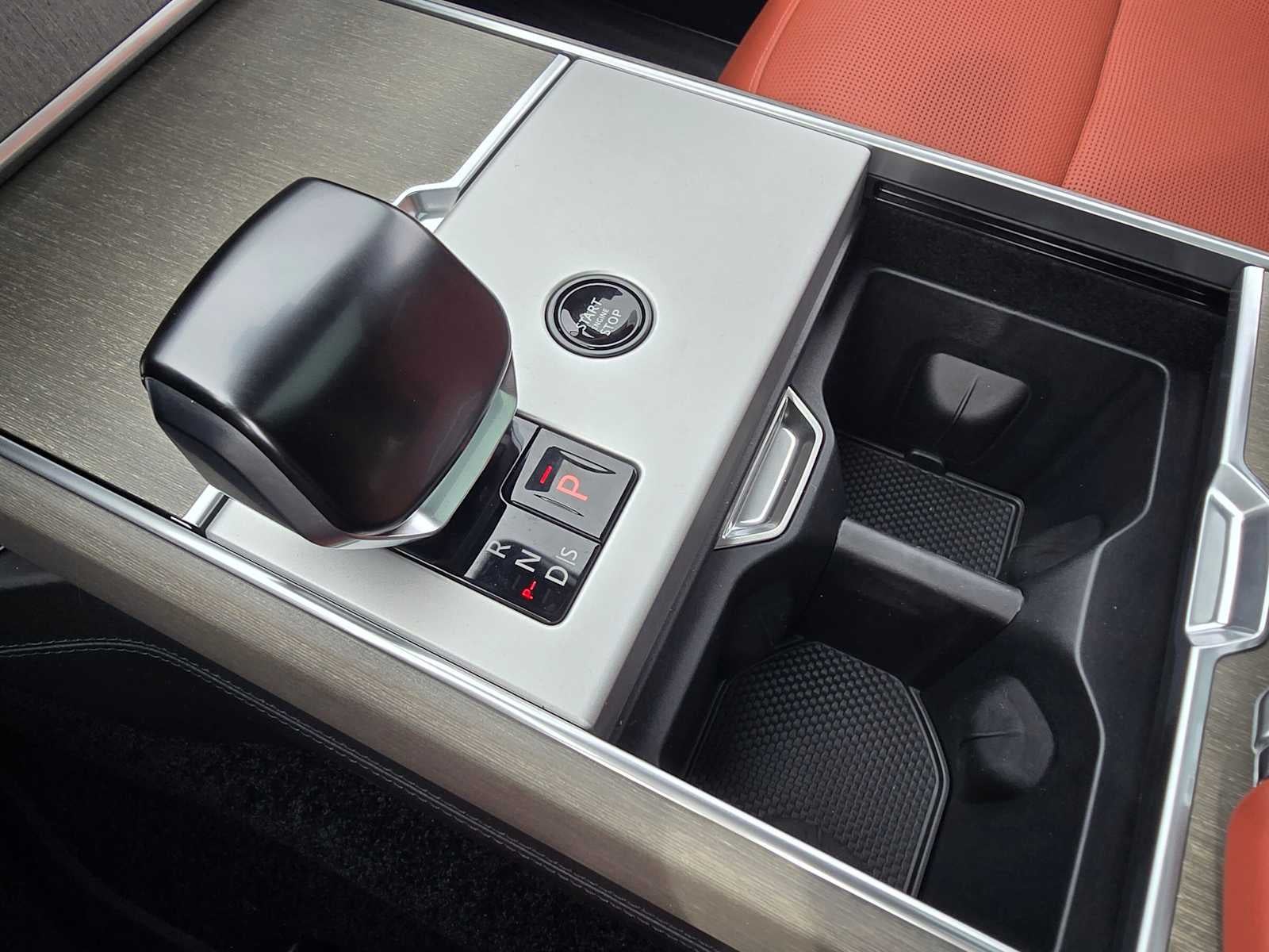 2026 Land Rover Range Rover SV