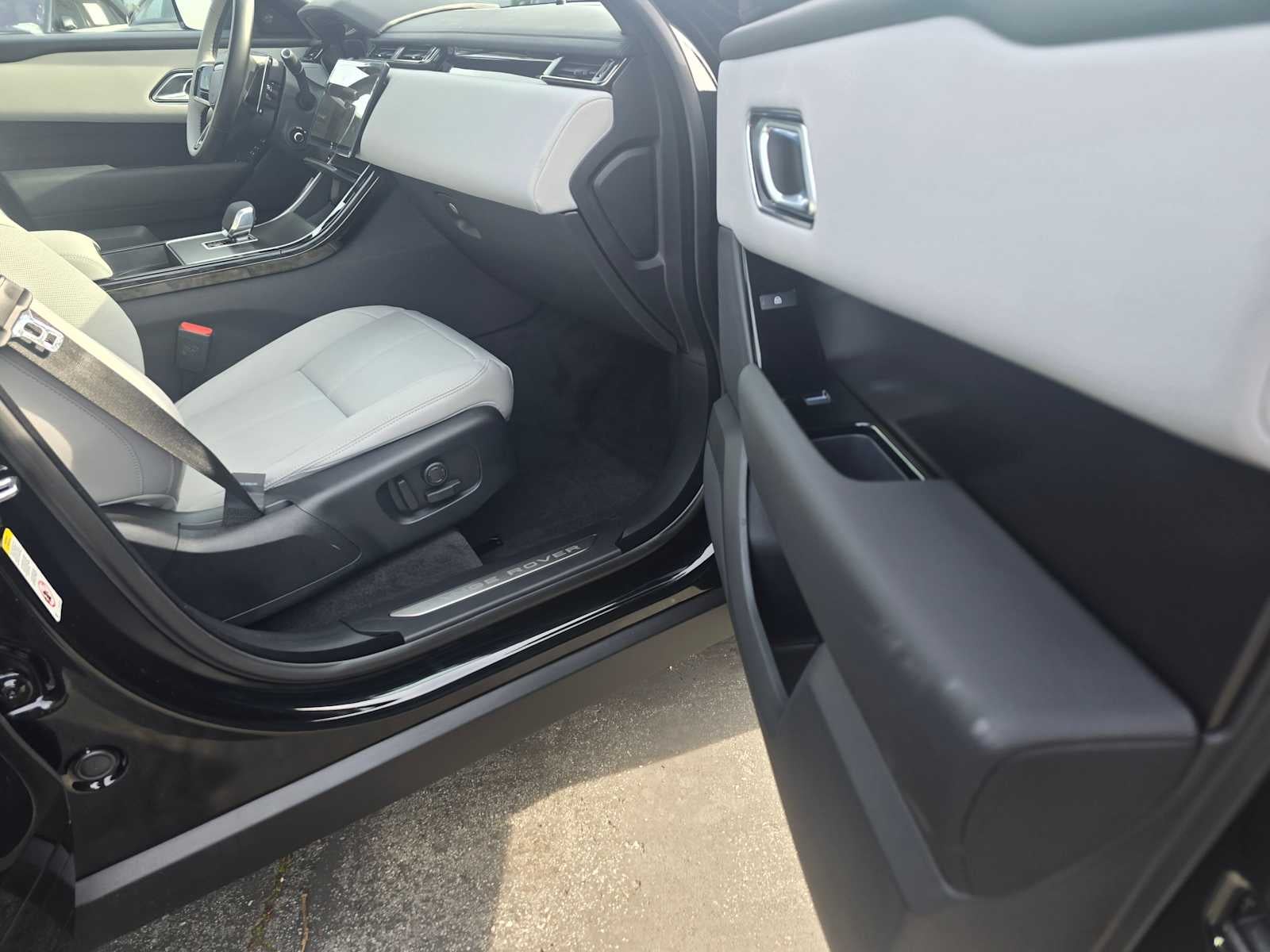 2026 Land Rover Range Rover Velar Dynamic SE