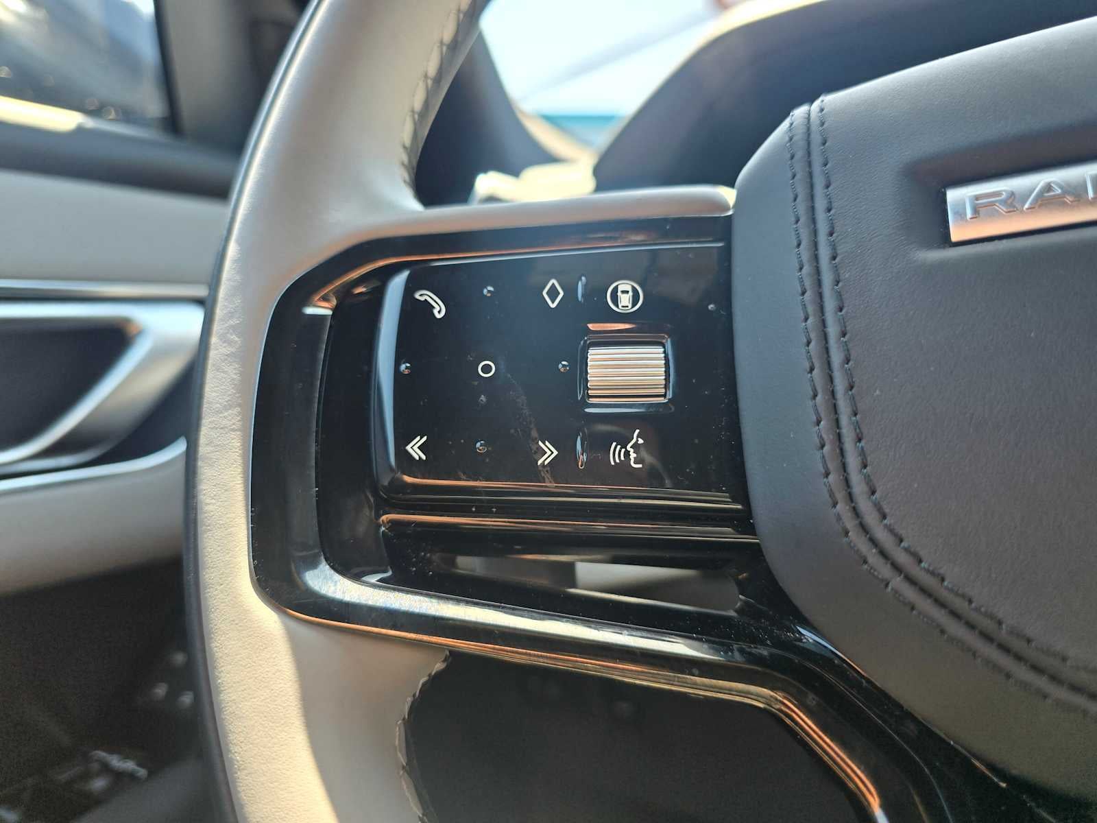 2026 Land Rover Range Rover Velar Dynamic SE