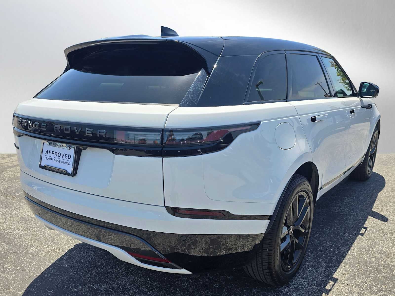 2026 Land Rover Range Rover Velar Dynamic SE