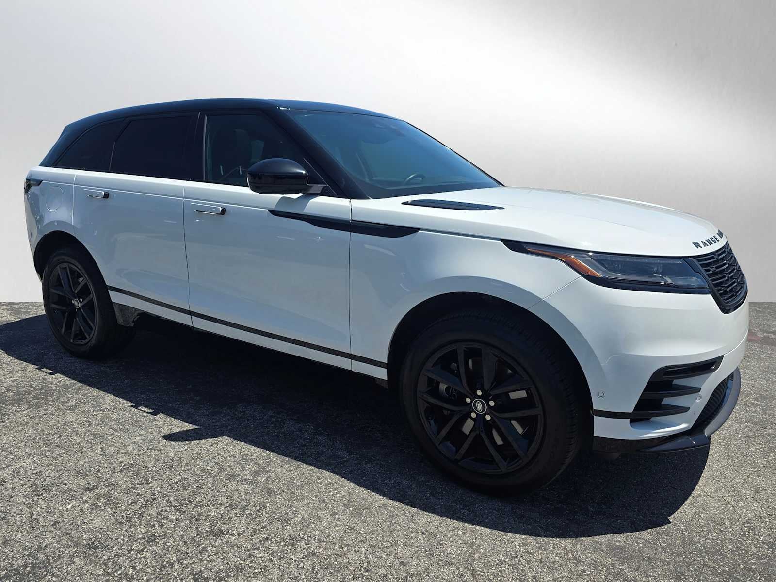 2026 Land Rover Range Rover Velar Dynamic SE