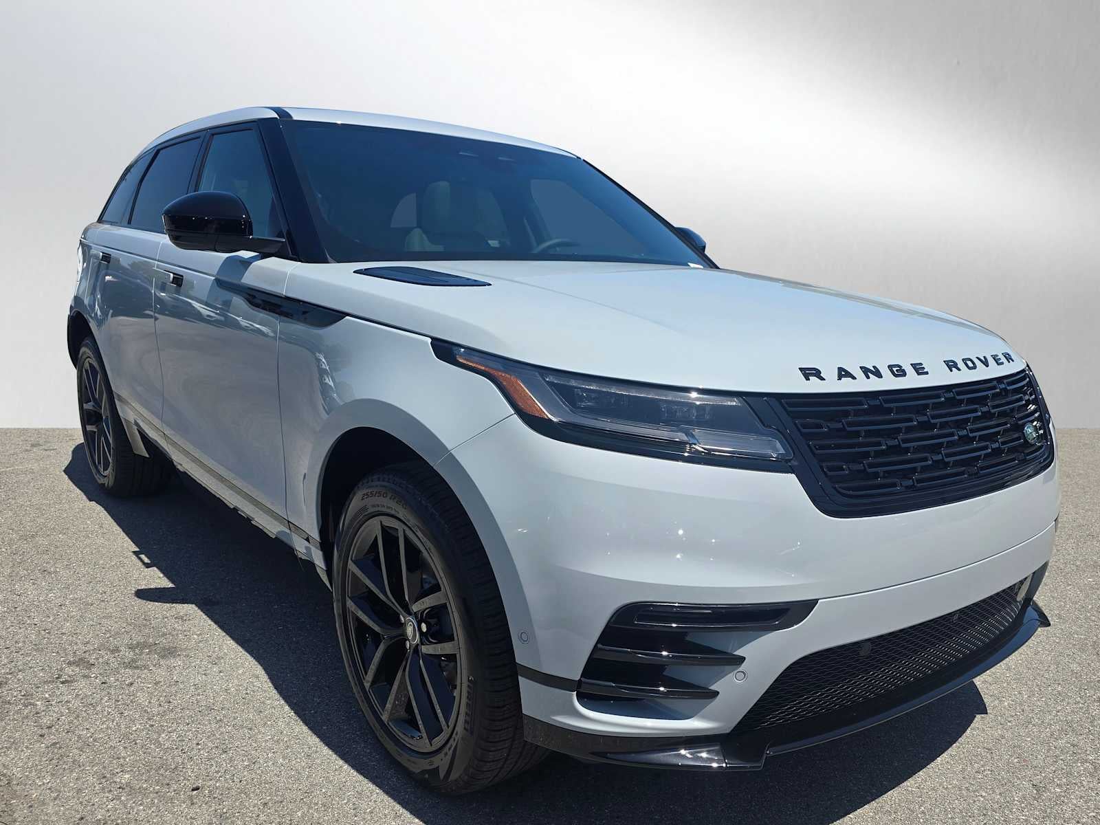 2026 Land Rover Range Rover Velar Dynamic SE