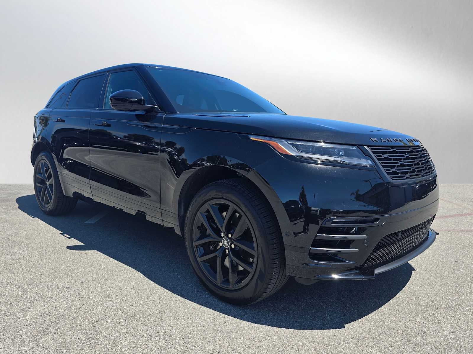 2026 Land Rover Range Rover Velar Dynamic SE