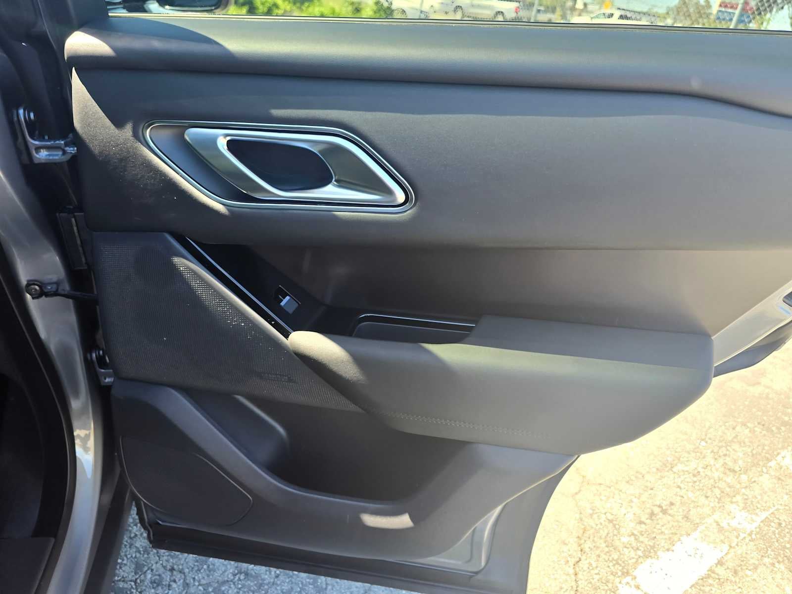 2026 Land Rover Range Rover Velar Dynamic SE