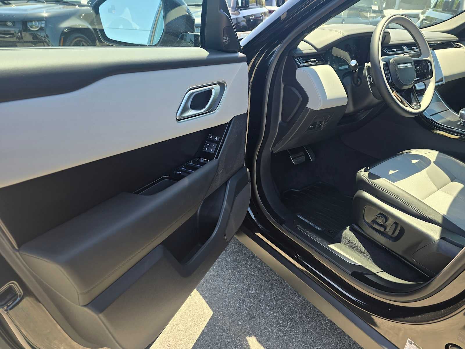 2026 Land Rover Range Rover Velar Dynamic SE
