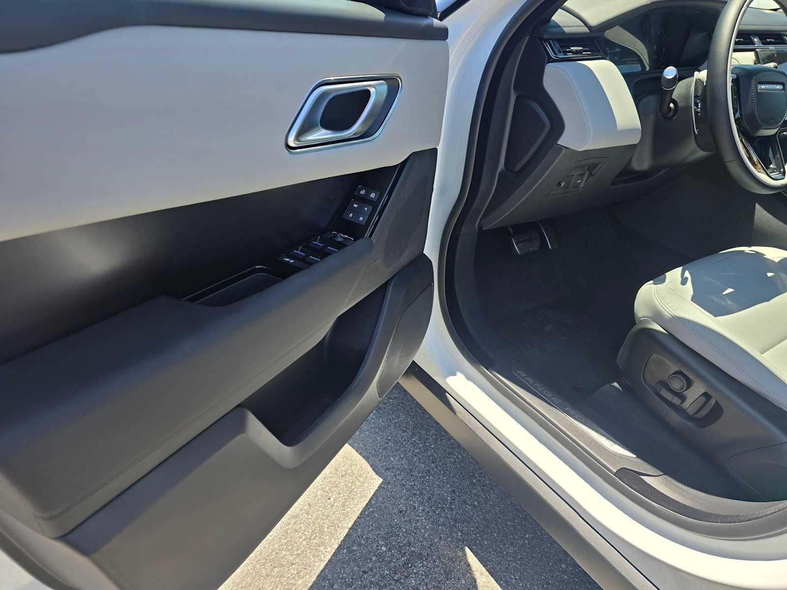 2026 Land Rover Range Rover Velar Dynamic SE
