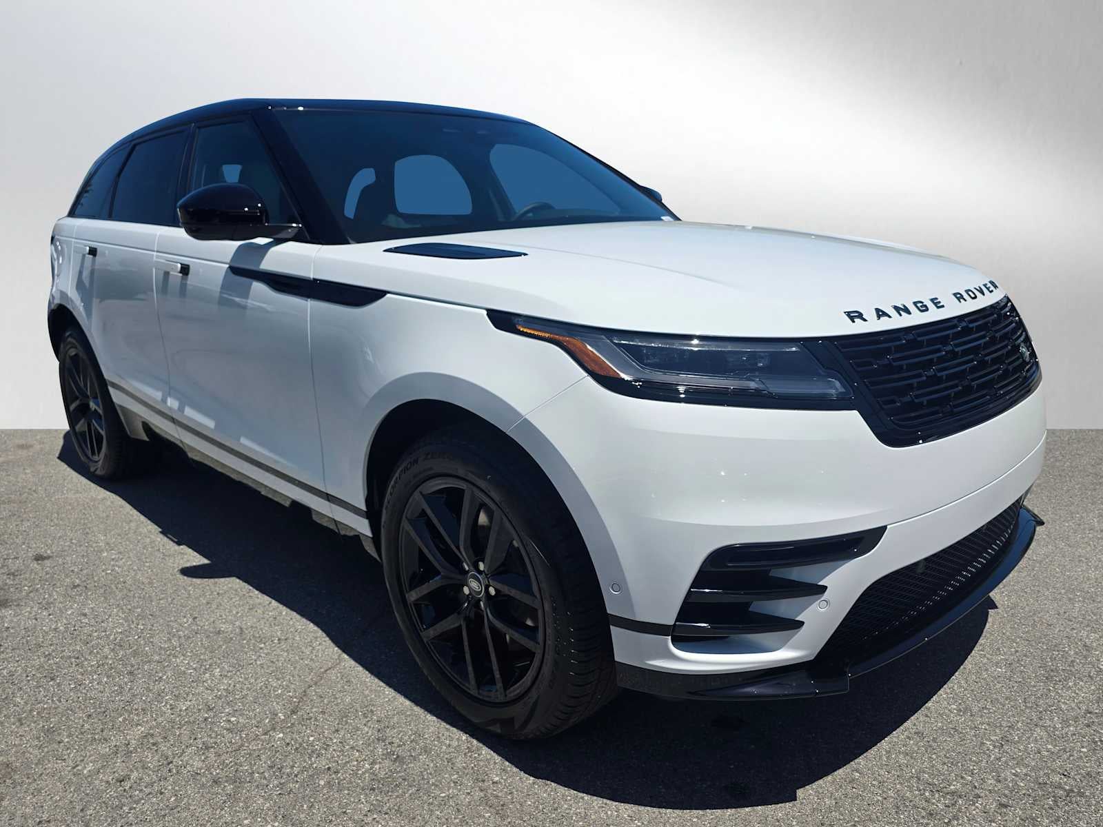 2026 Land Rover Range Rover Velar Dynamic SE