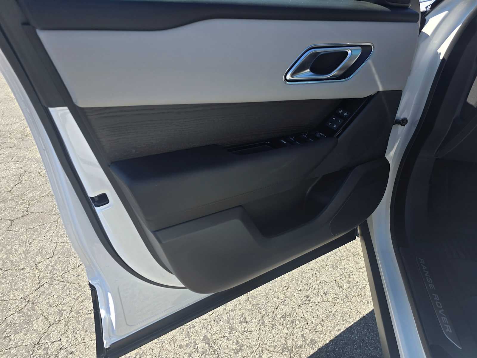 2026 Land Rover Range Rover Velar Dynamic SE