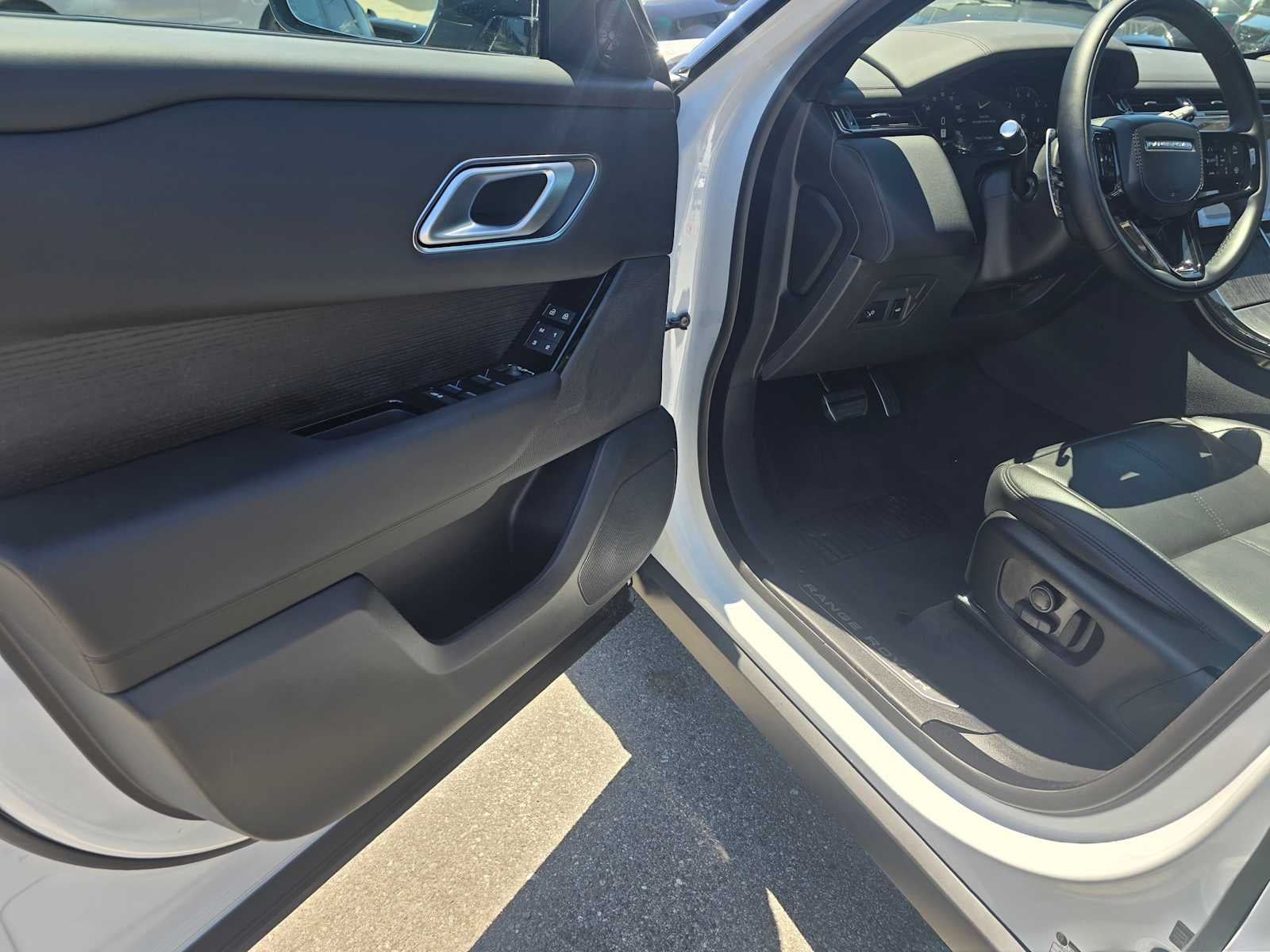 2026 Land Rover Range Rover Velar Dynamic SE