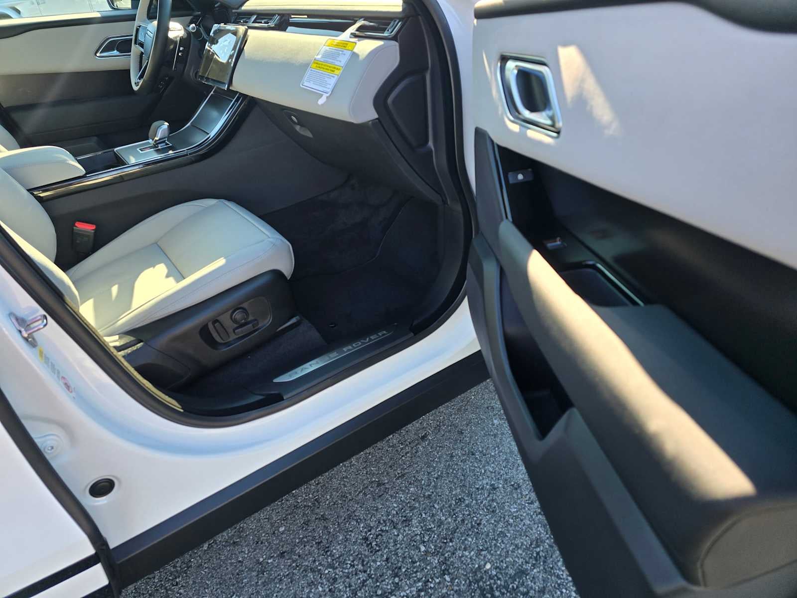 2026 Land Rover Range Rover Velar Dynamic SE