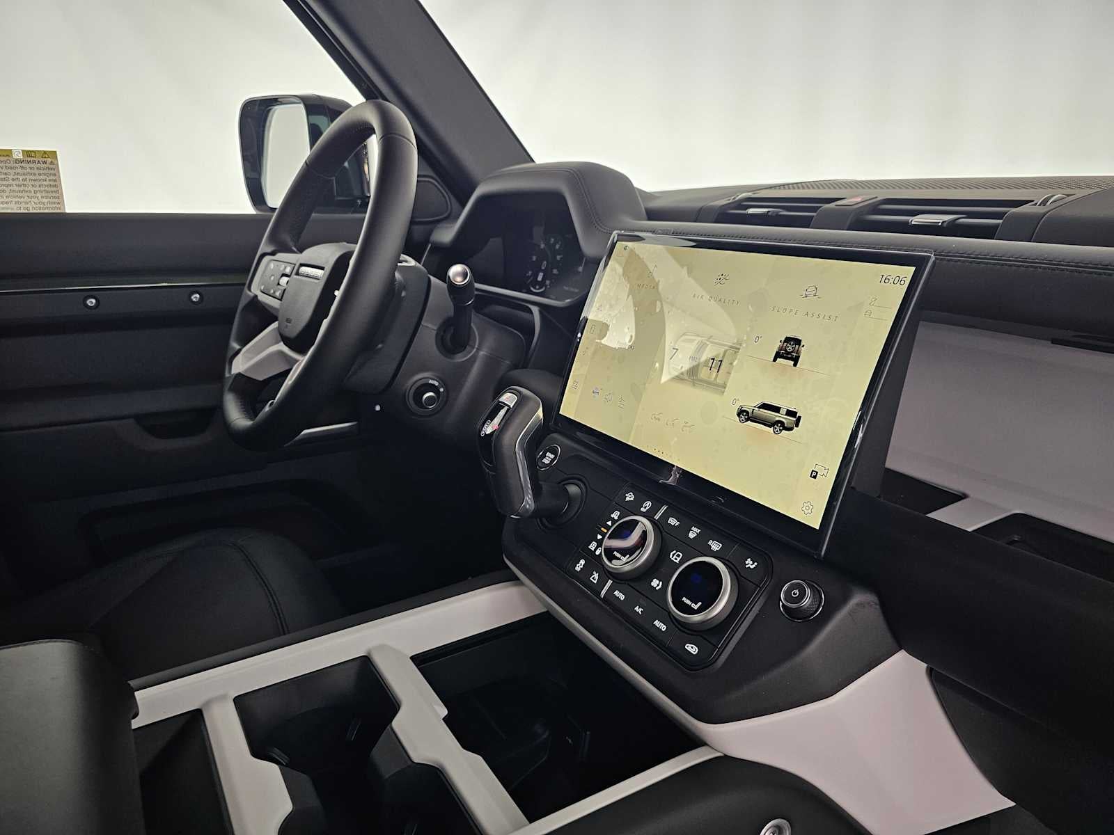 2026 Land Rover Defender X-Dynamic SE