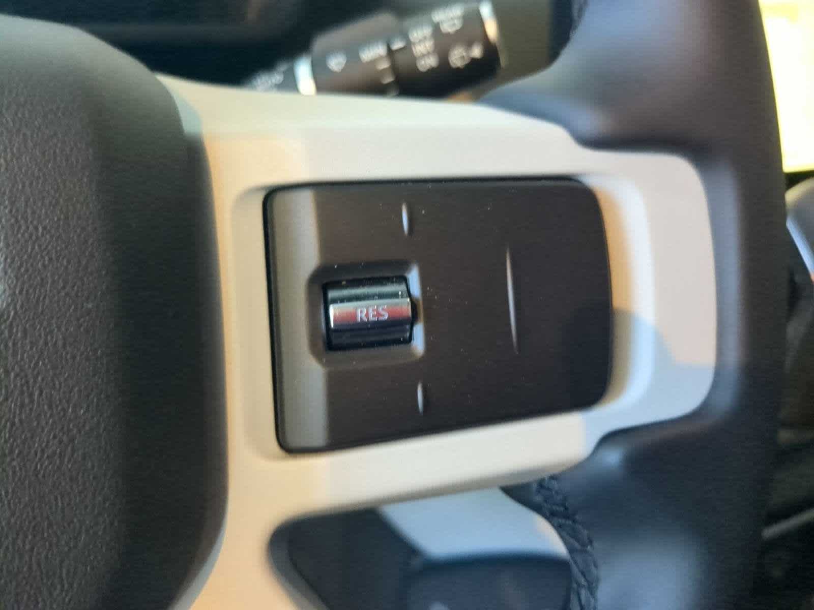 2023 Land Rover Defender SE