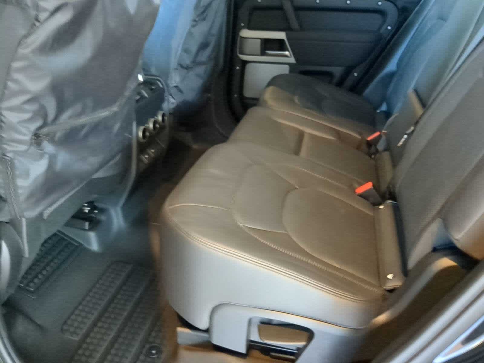 2023 Land Rover Defender SE