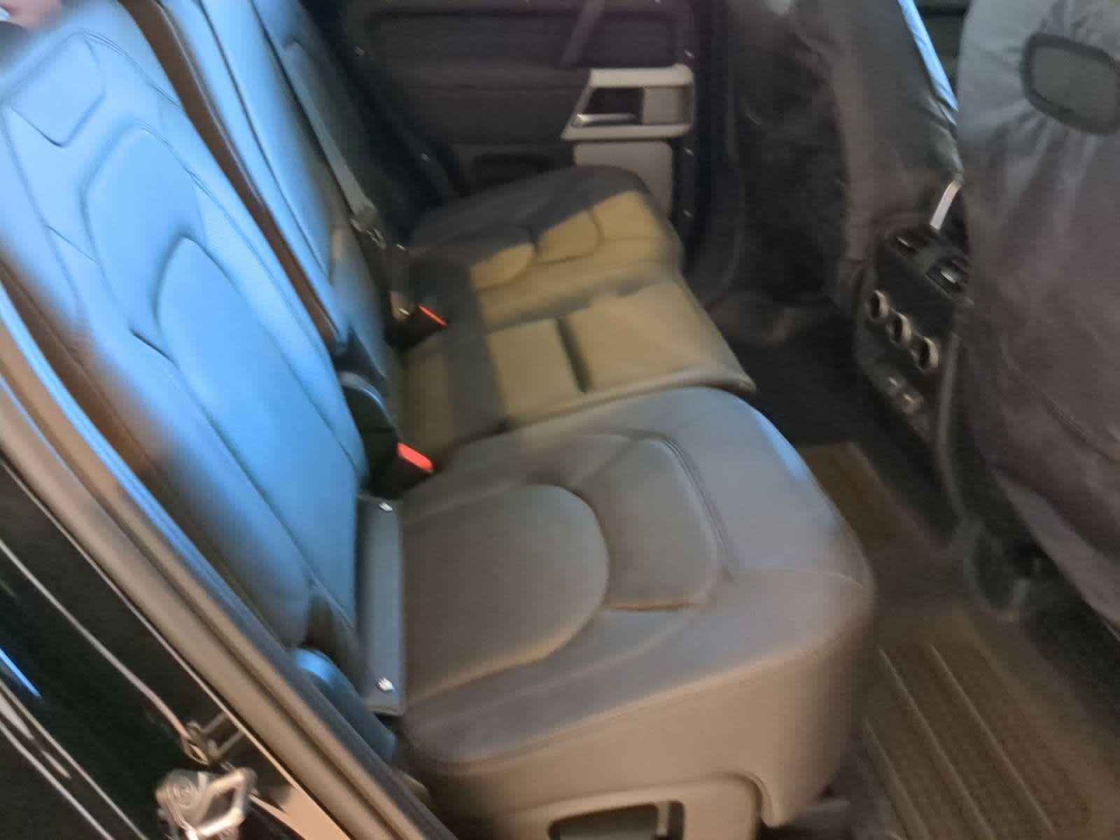 2023 Land Rover Defender SE