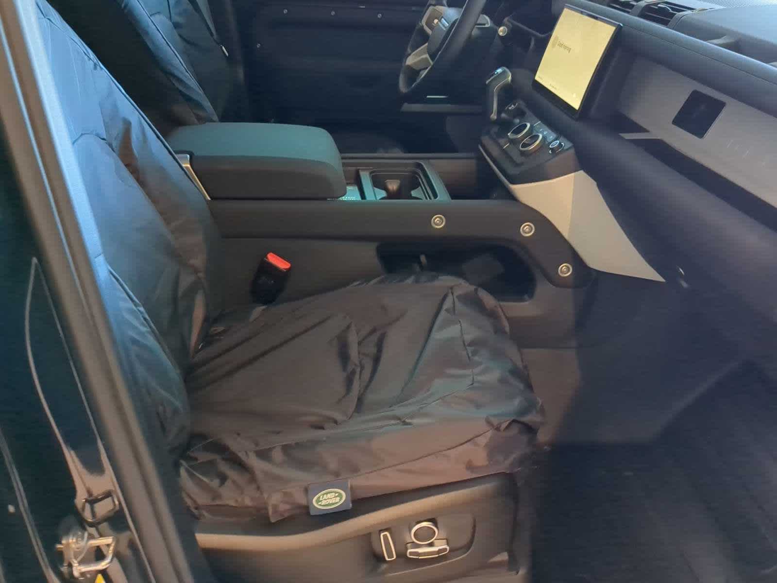 2023 Land Rover Defender SE