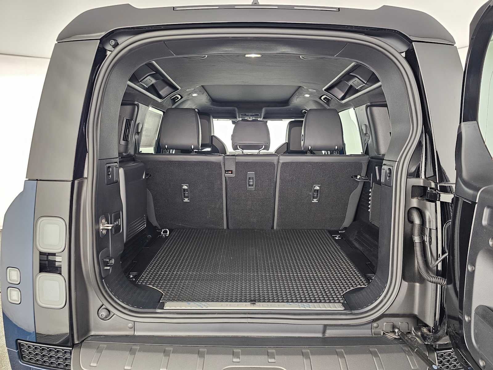 2026 Land Rover Defender OCTA