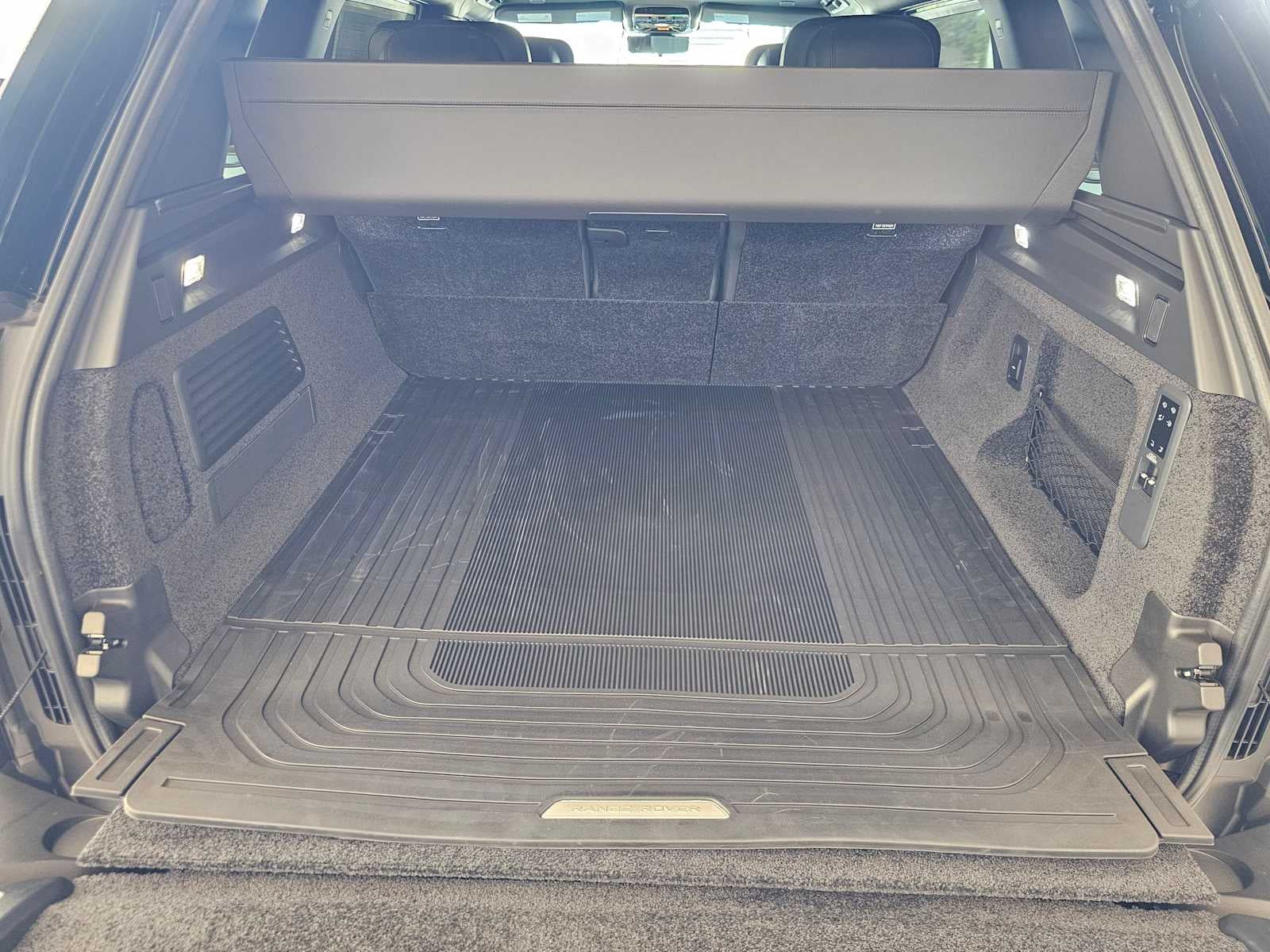 2026 Land Rover Range Rover SV Black