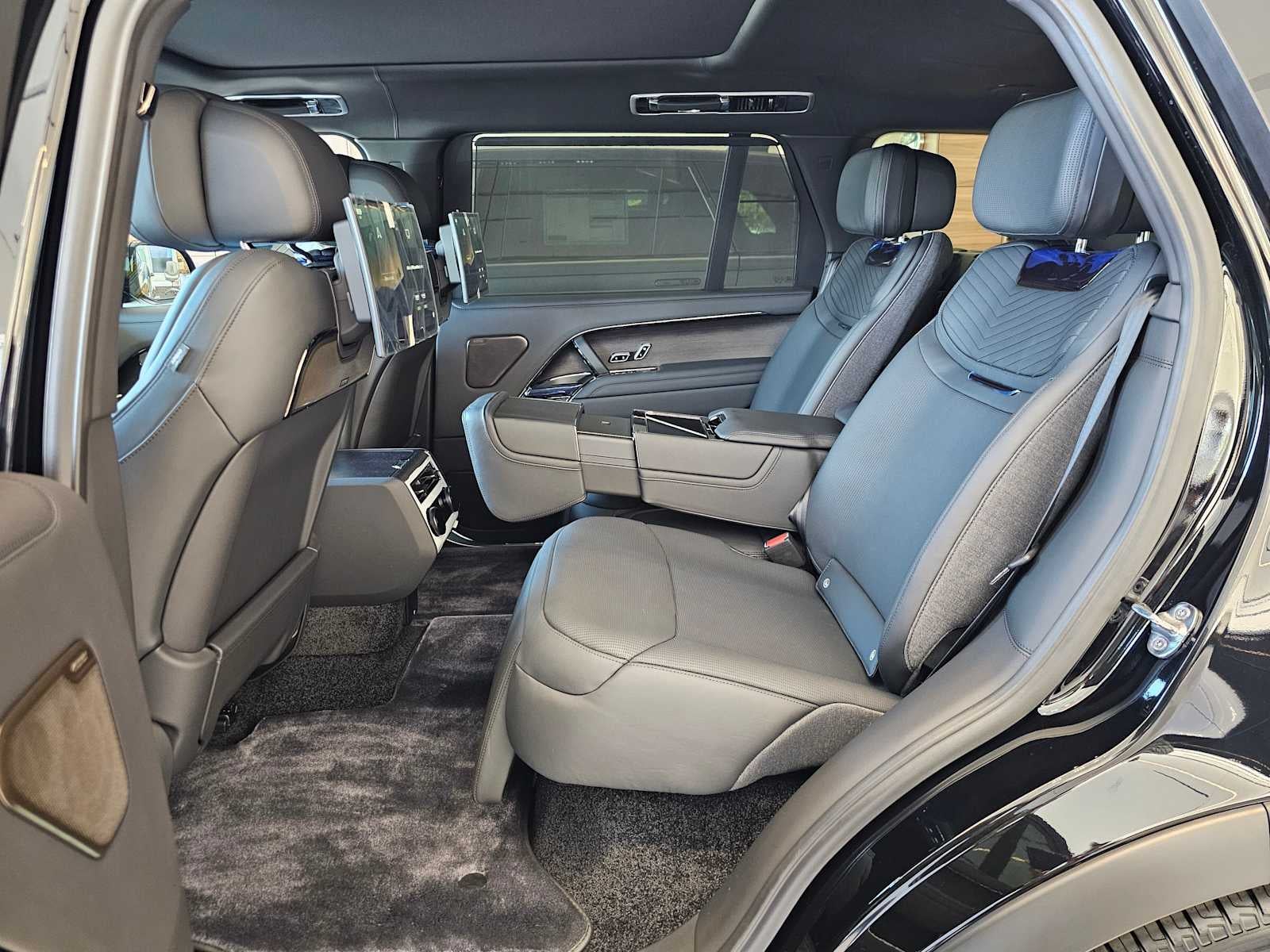 2026 Land Rover Range Rover SV Black