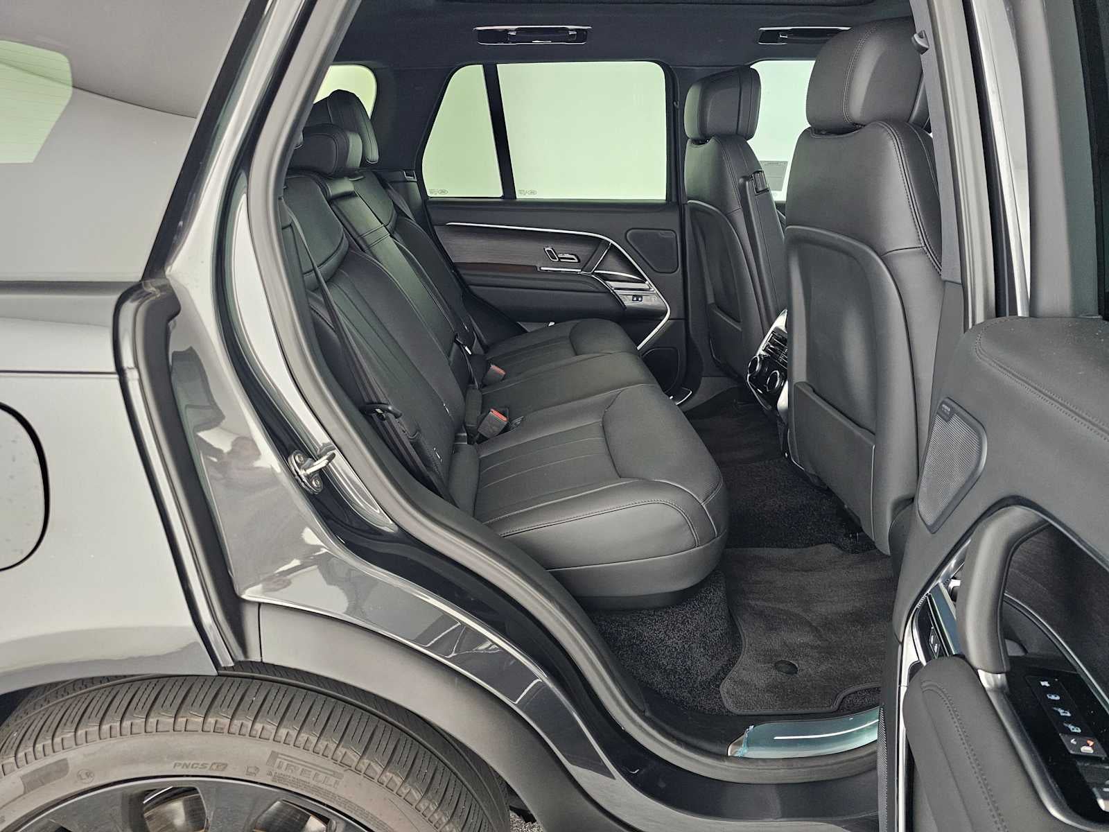 2025 Land Rover Range Rover SE