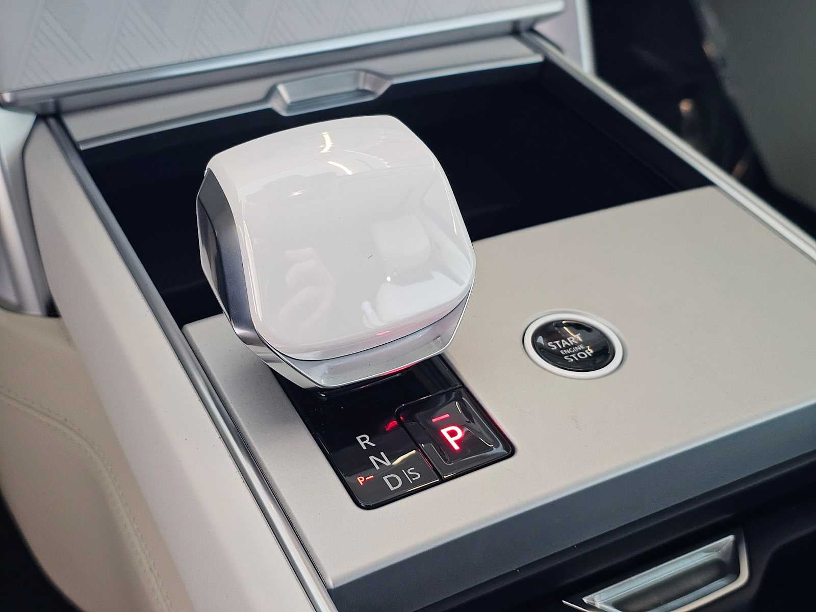 2026 Land Rover Range Rover SV