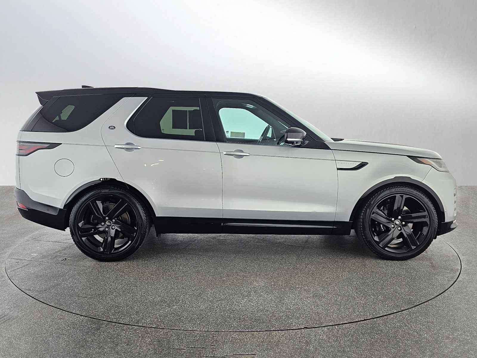 2024 Land Rover Discovery Metropolitan Edition