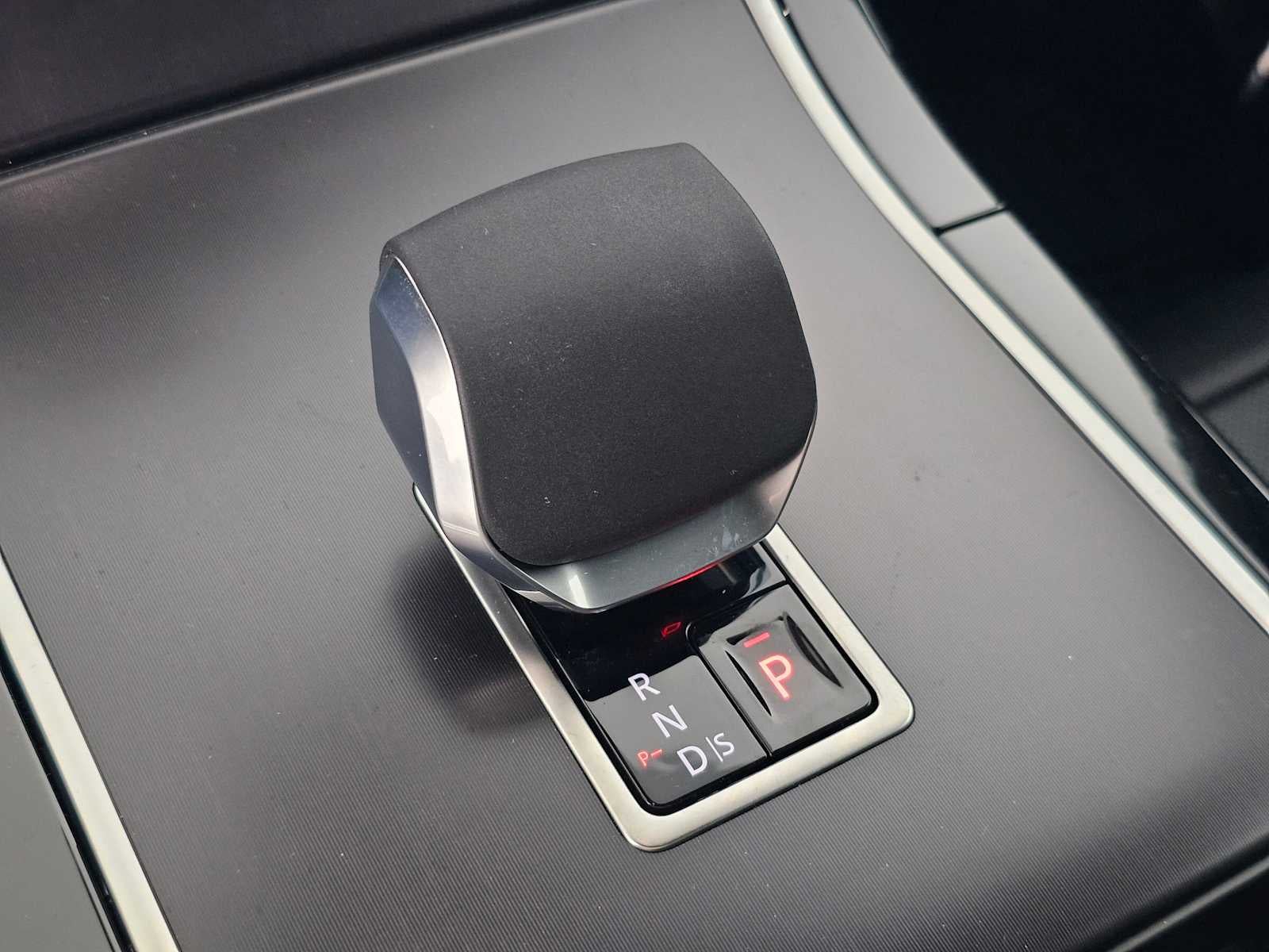 2026 Land Rover Range Rover Velar Dynamic SE