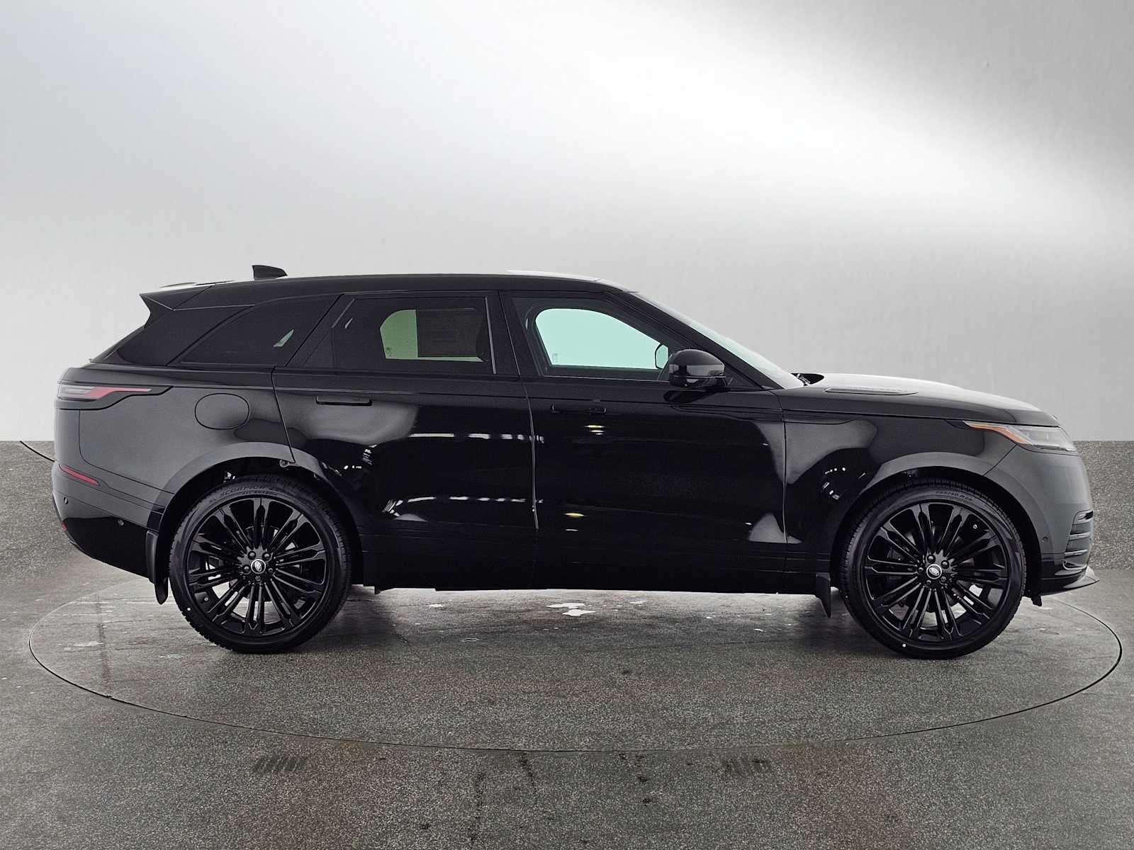 2026 Land Rover Range Rover Velar Dynamic SE