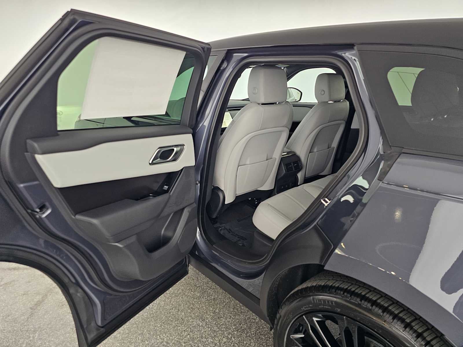 2026 Land Rover Range Rover Velar Dynamic SE