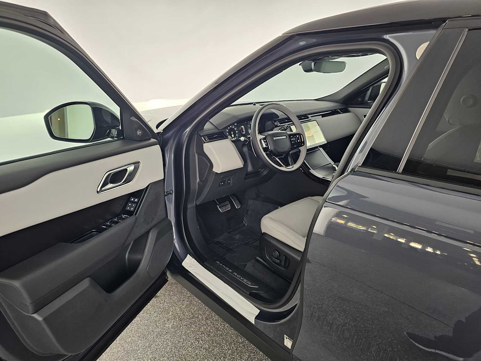 2026 Land Rover Range Rover Velar Dynamic SE