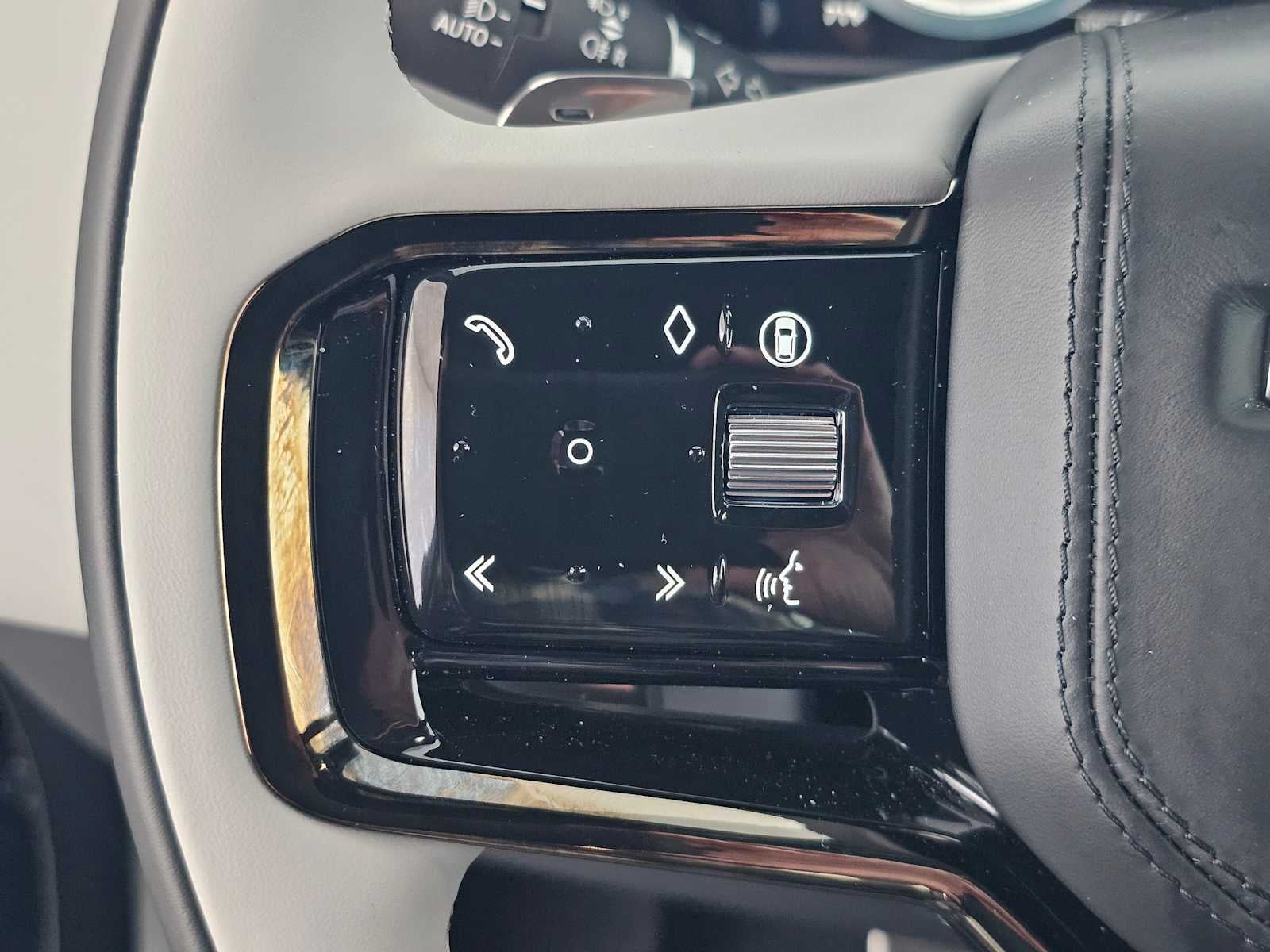 2026 Land Rover Range Rover Velar Dynamic SE