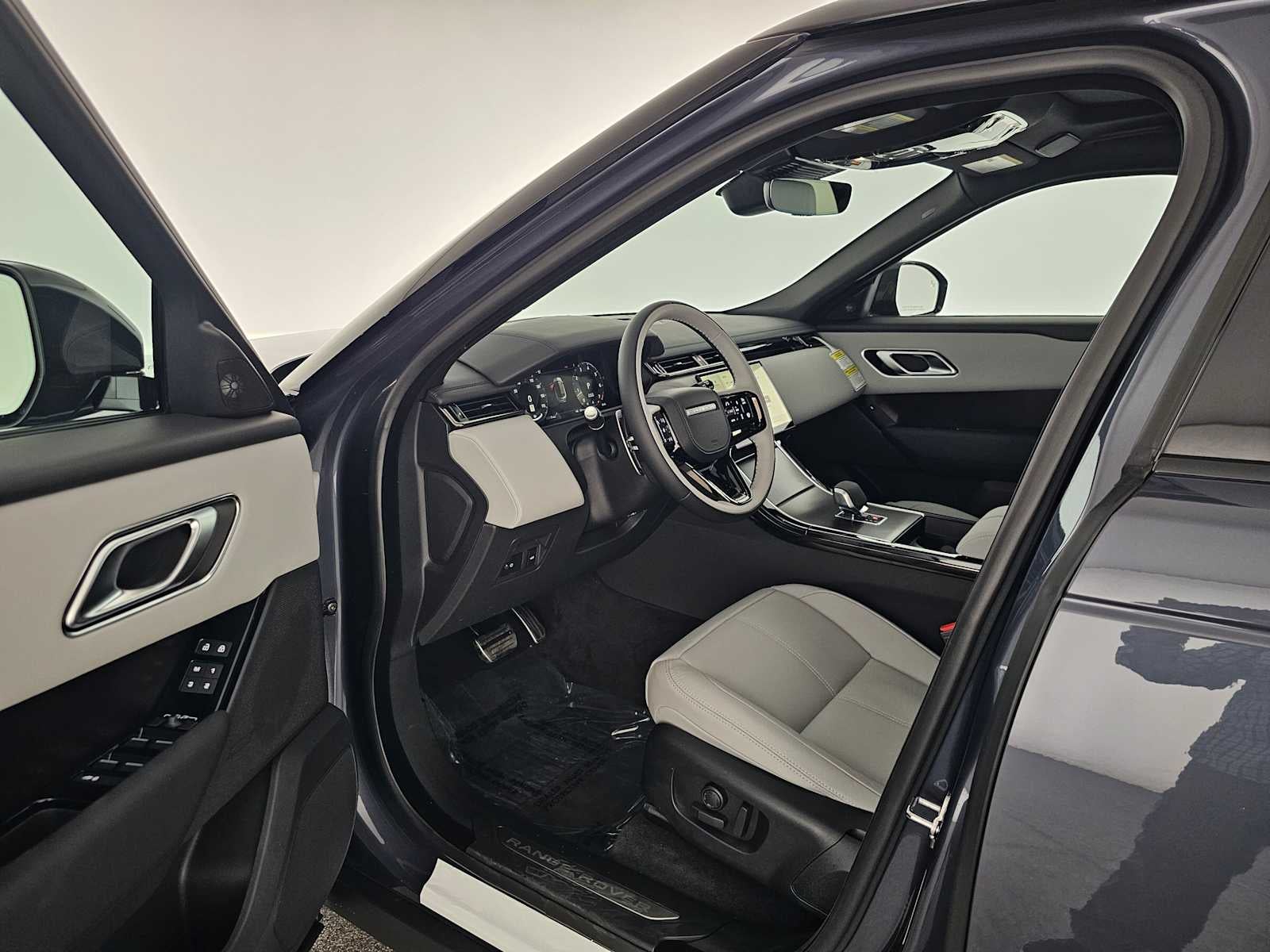 2026 Land Rover Range Rover Velar Dynamic SE