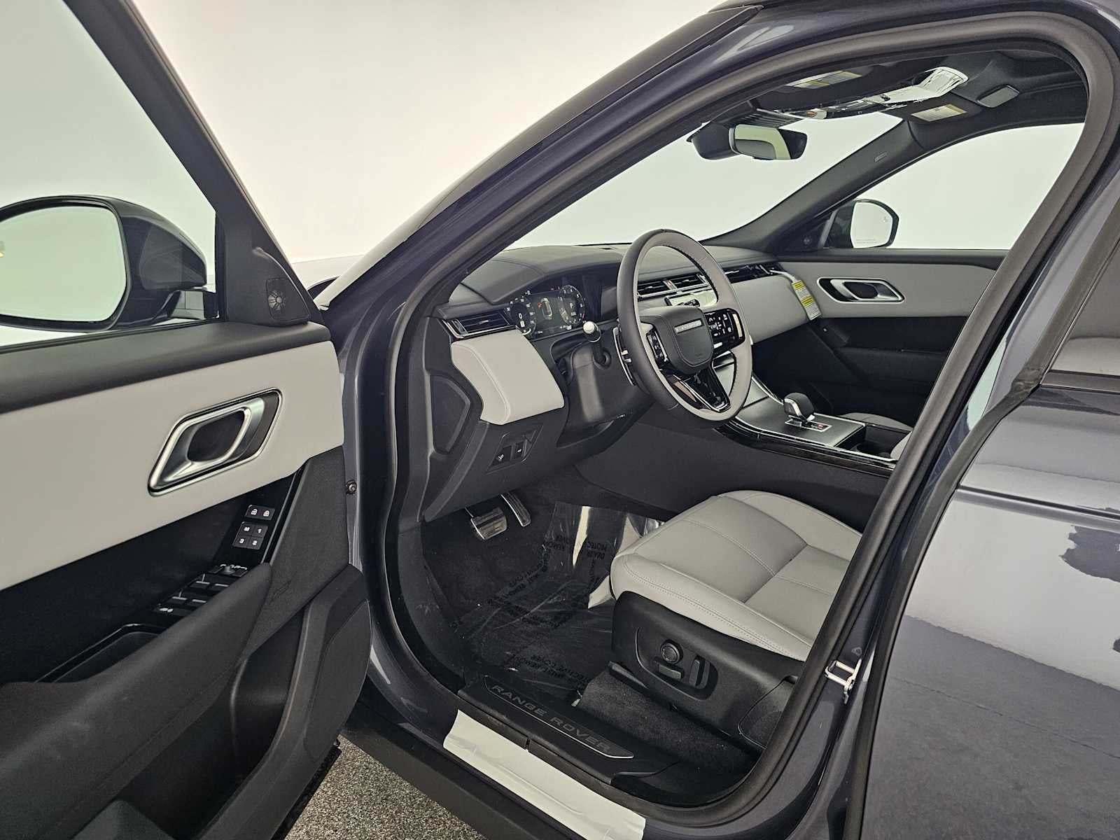 2026 Land Rover Range Rover Velar Dynamic SE
