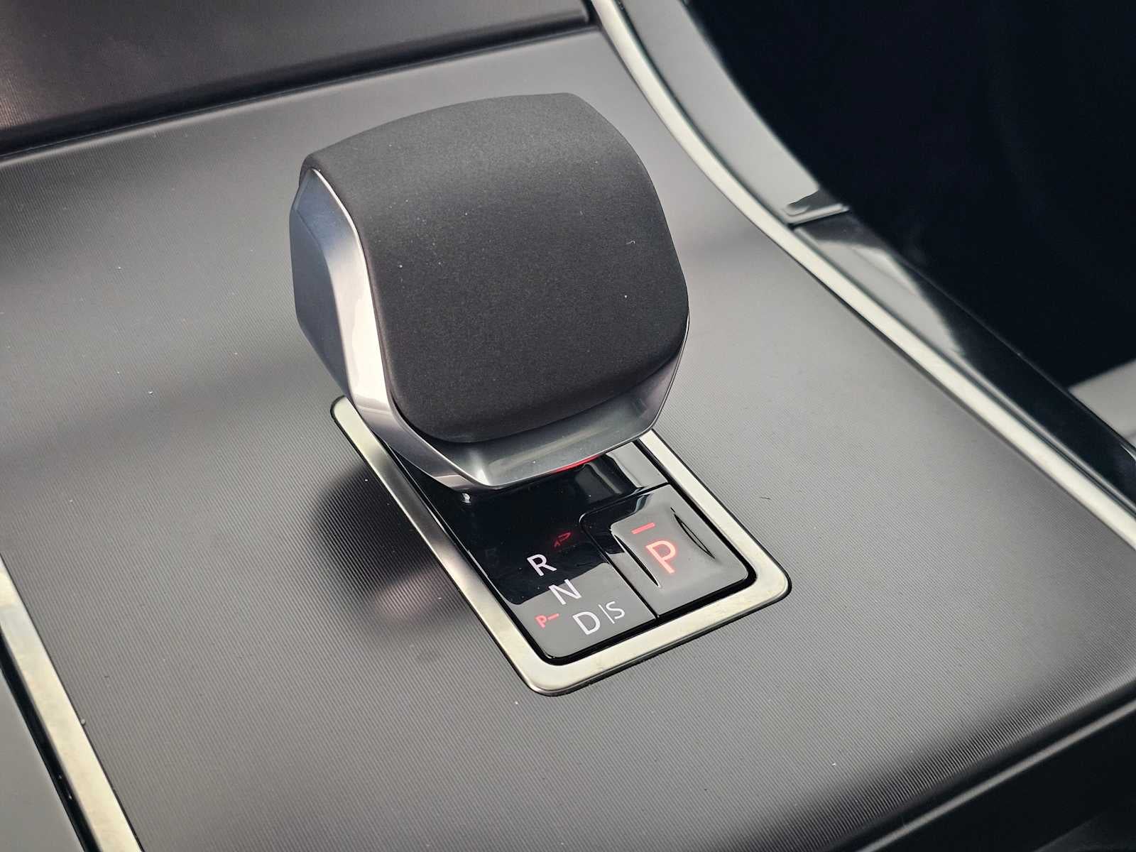 2026 Land Rover Range Rover Velar Belgravia Edition