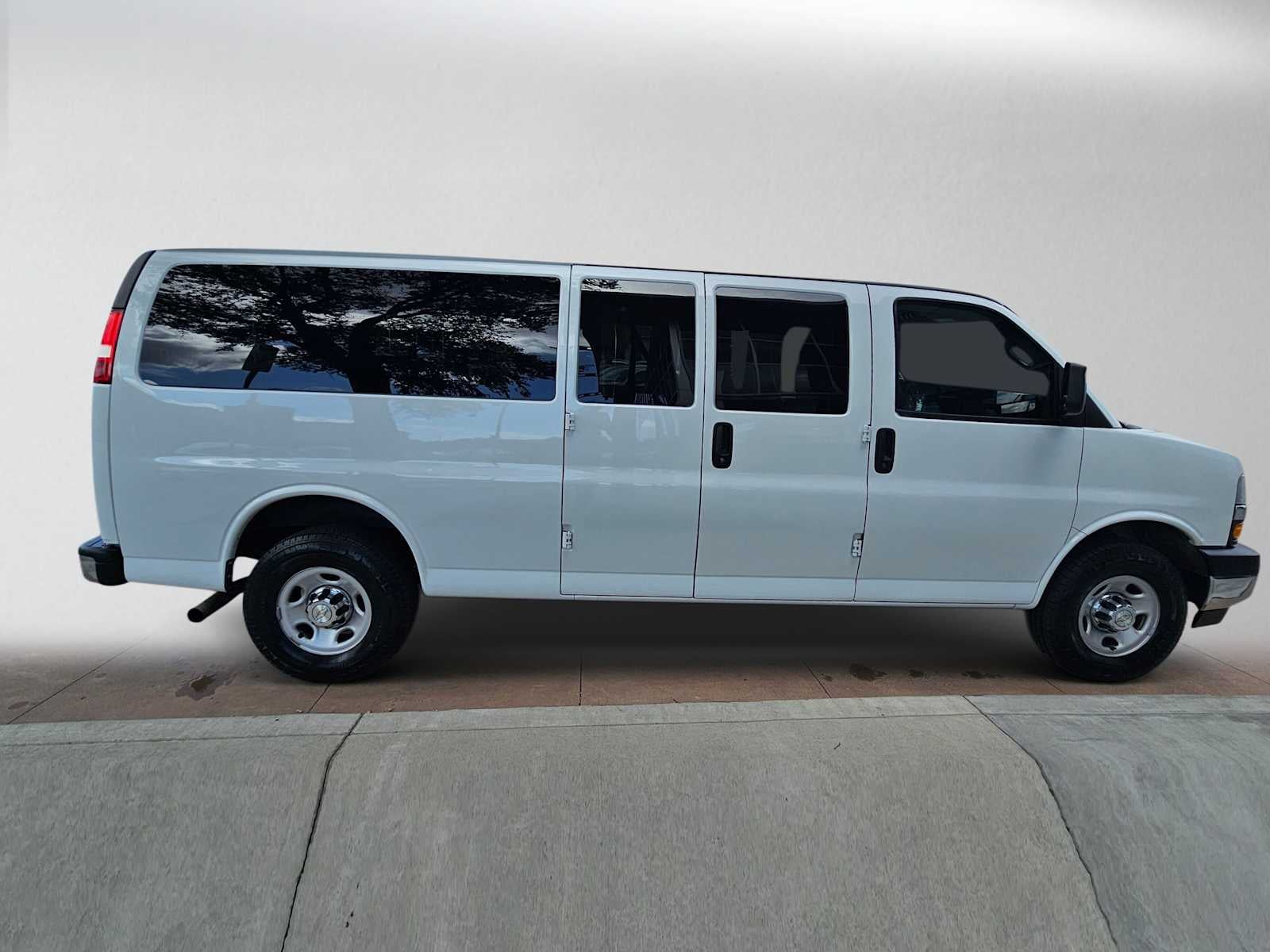 2022 Chevrolet Express Passenger LT