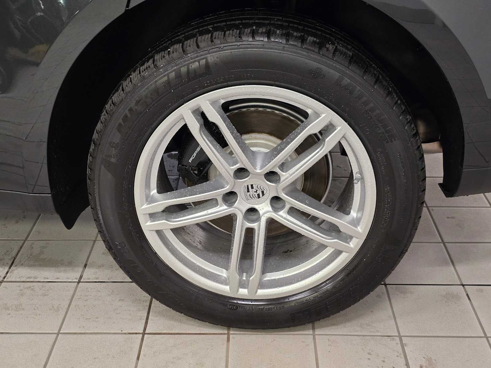 2025 Porsche Macan Base