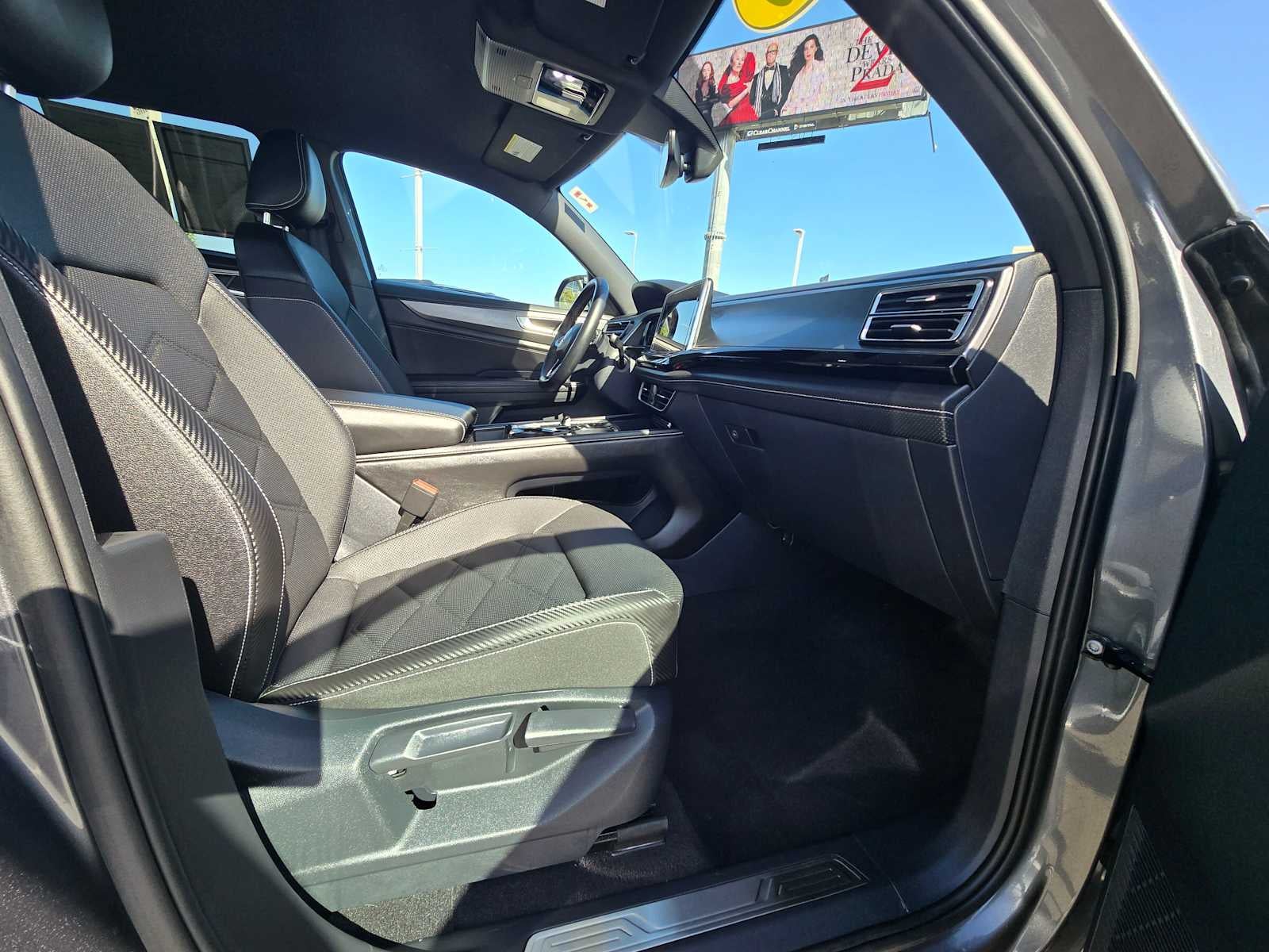 2025 Volkswagen Atlas Cross Sport 2.0T SE w/Technology