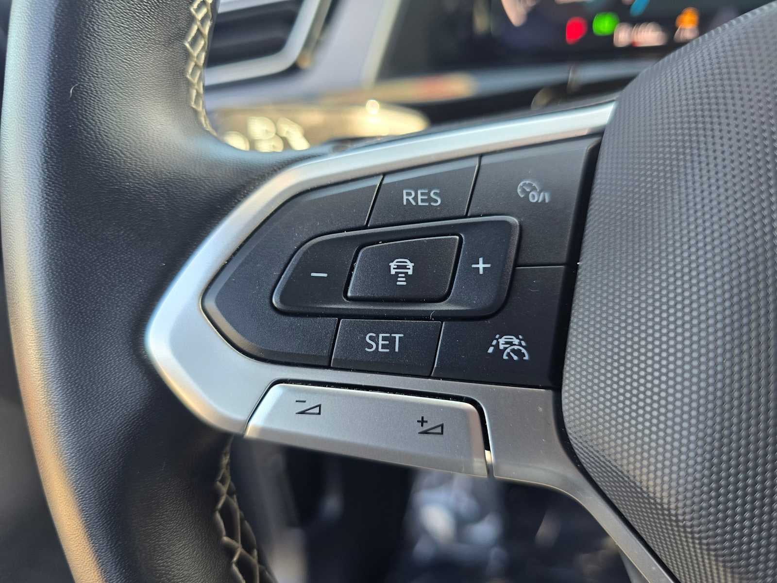 2025 Volkswagen Atlas Cross Sport 2.0T SE w/Technology