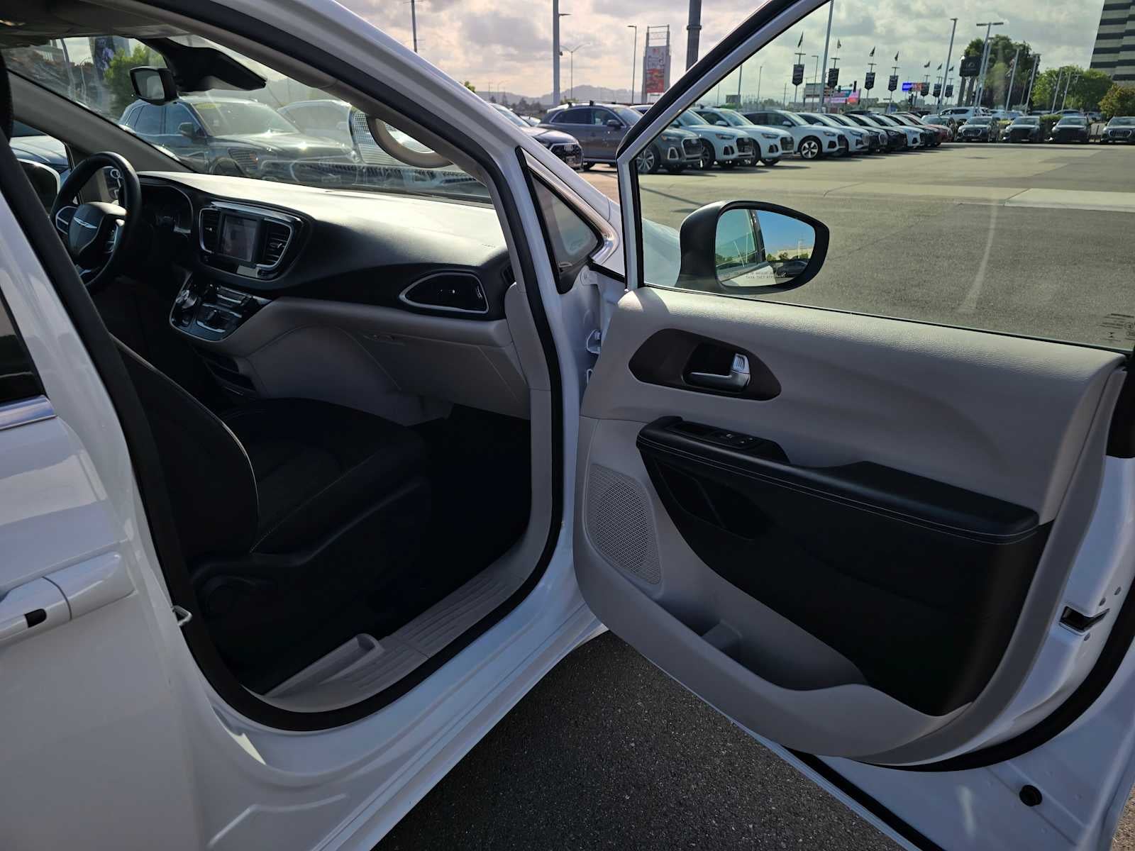 2023 Chrysler Voyager LX