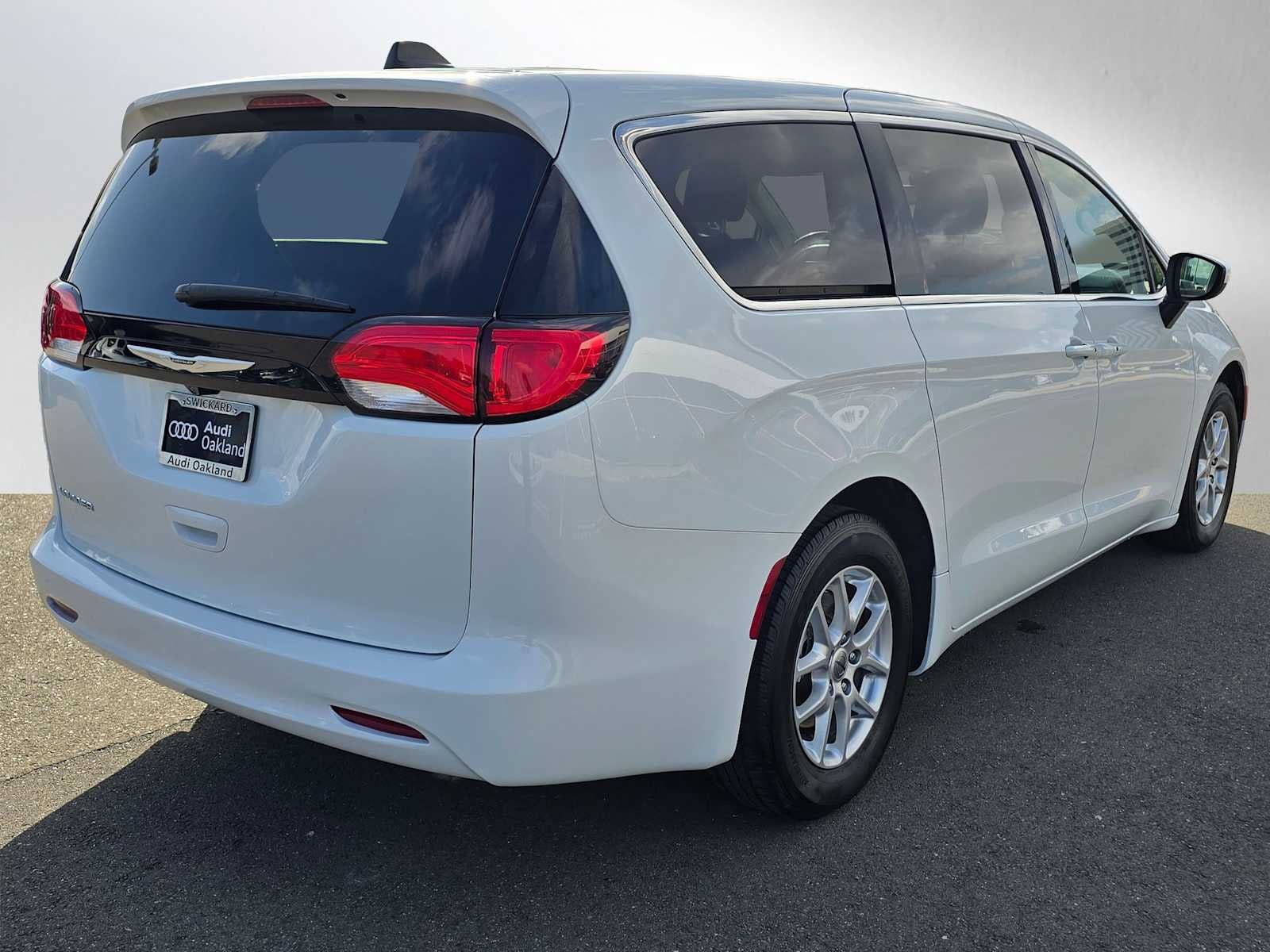 2023 Chrysler Voyager LX