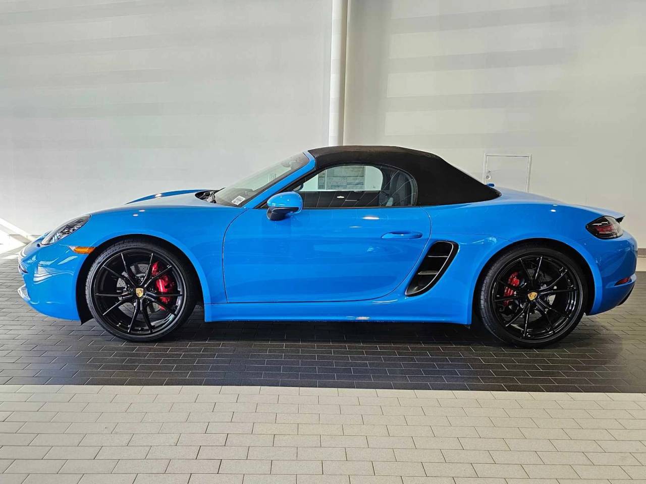 2025 Porsche 718 Boxster S