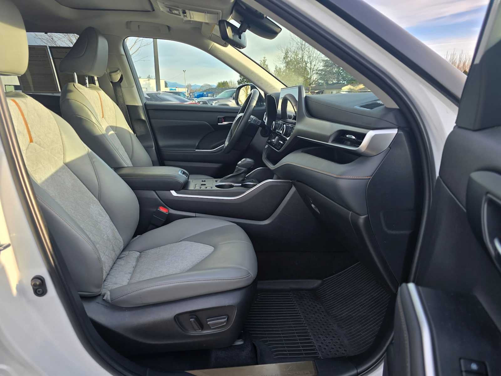 2023 Toyota Highlander Hybrid Bronze Edition