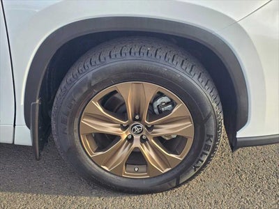 2023 Toyota Highlander Hybrid Bronze Edition