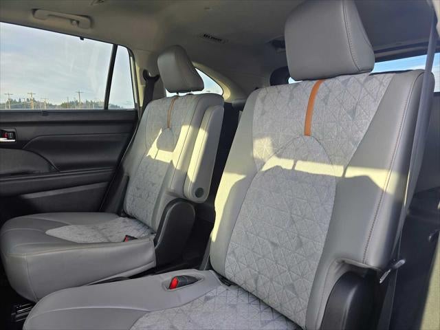 2023 Toyota Highlander Hybrid Bronze Edition