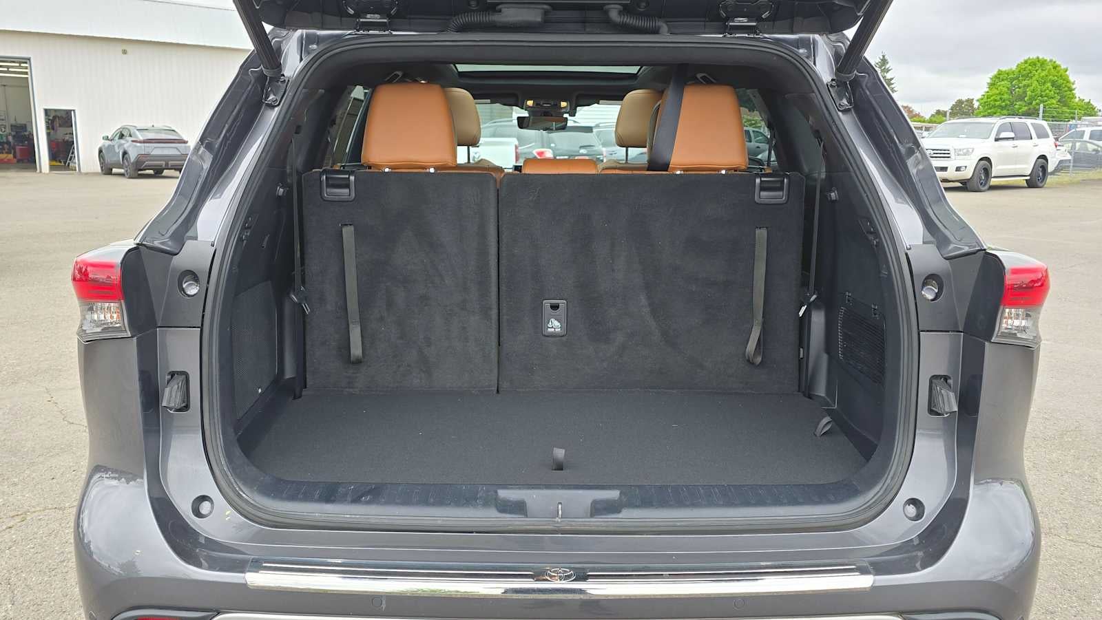 2022 Toyota Highlander Hybrid Platinum
