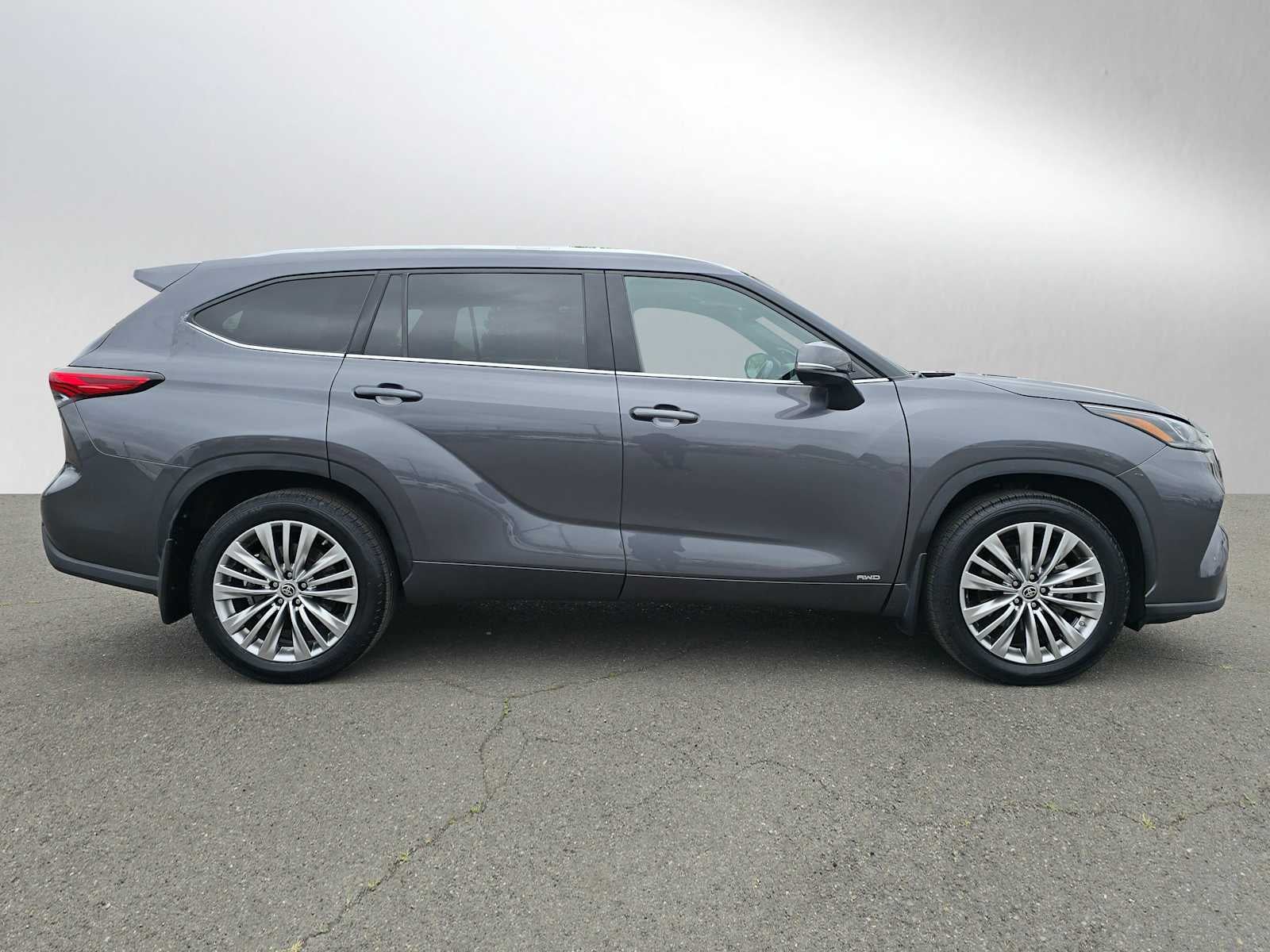 2022 Toyota Highlander Hybrid Platinum